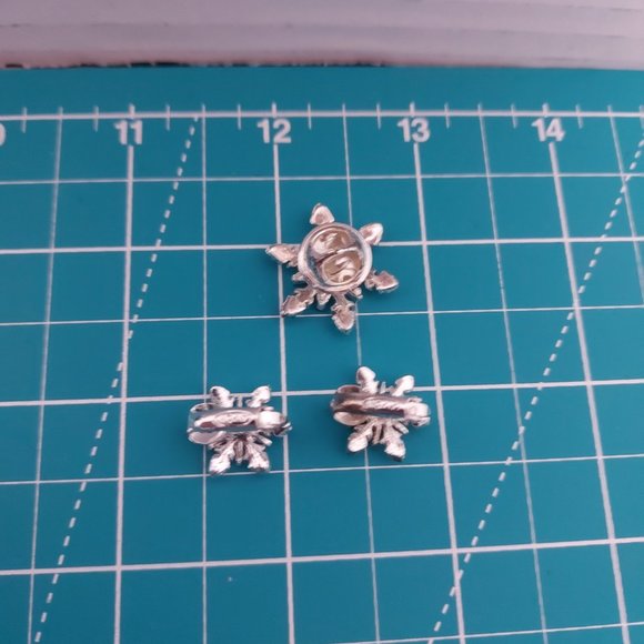 Vintage Avon Snowflake Earrings Rhinestones on Silver Tone LeverBack W/ Pinback - Picture 4 of 7